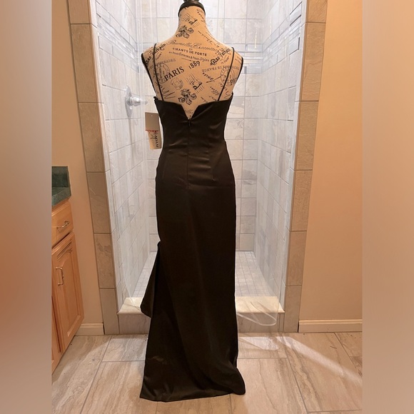 NEW Bkack and White Gown: Size 6 - Picture 3 of 4